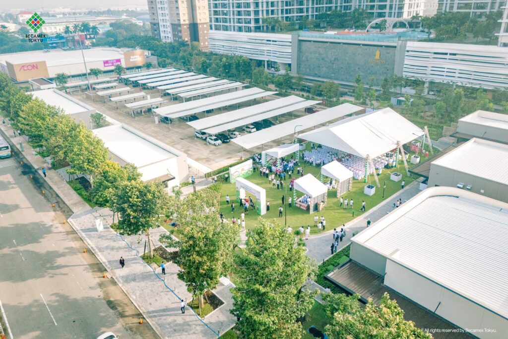 Hệ tiện ích MIDORI PARK SQUARE phía trước chung cư